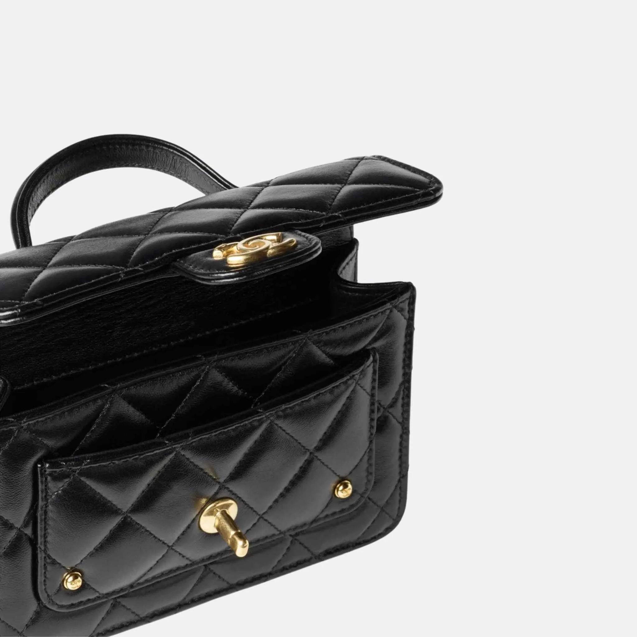 Clutch with Chain in Shiny Lambskin and Gold Metal