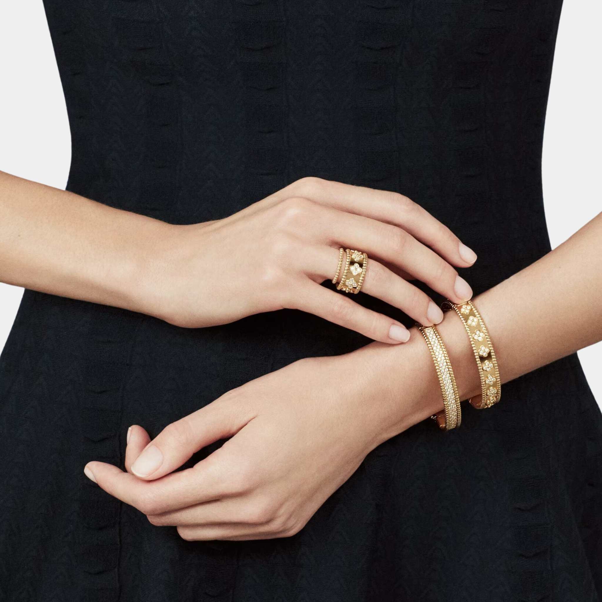 Perlée Clovers Ring Medium Model Yellow Gold Diamond