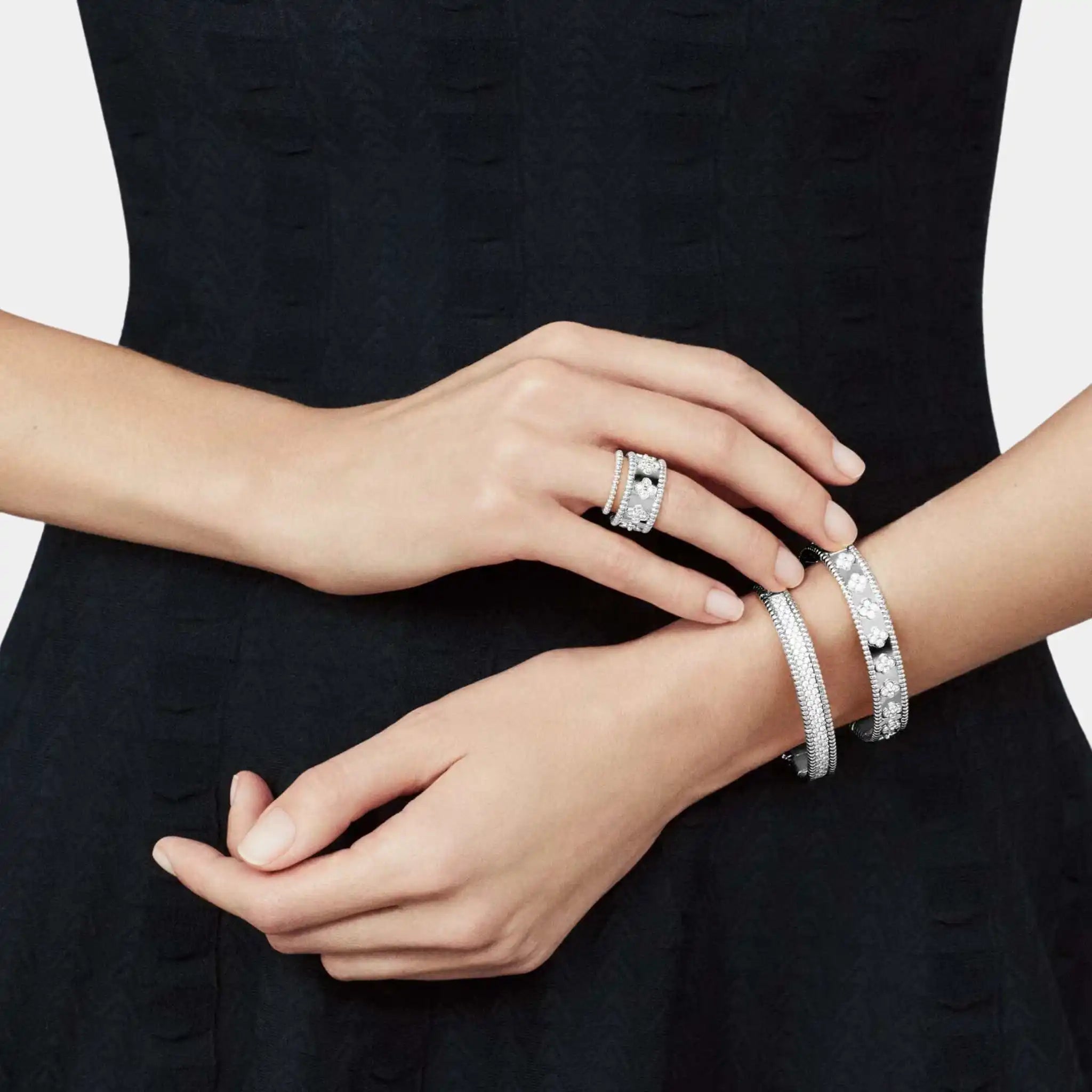 Perlée Clovers Ring Small Model White Gold Diamond